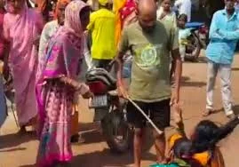 बच्चा चोरी के शक में महिलाओं को पीटा, पुलिस ने बचाया