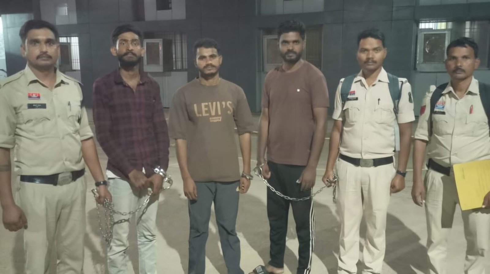 शिक्षक से वसूली के आरोप में यूट्यूबर दीपक यादव पर शिकंजा, दो सहयोगी भी पहुंचे जेल