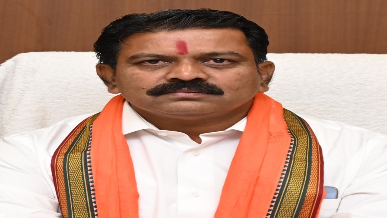 गरीबों के आवास की राशि हड़पने वाले दो ठेकेदारों पर केस