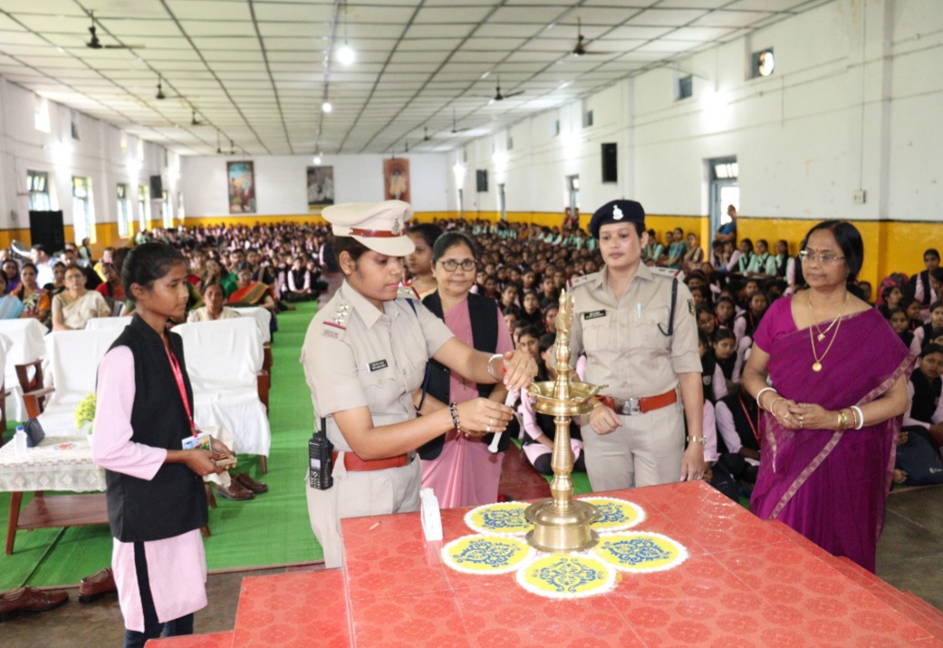 सरगुजा पुलिस द्वारा होली क्रॉस मे छात्राओं कों नवीन क़ानून संहिता, महिलाओ से सम्बंधित अपराध, कार्यस्थल पर महिलाओ का संरक्षण अधिनियन पर दी गई विस्तृत जानकारी।