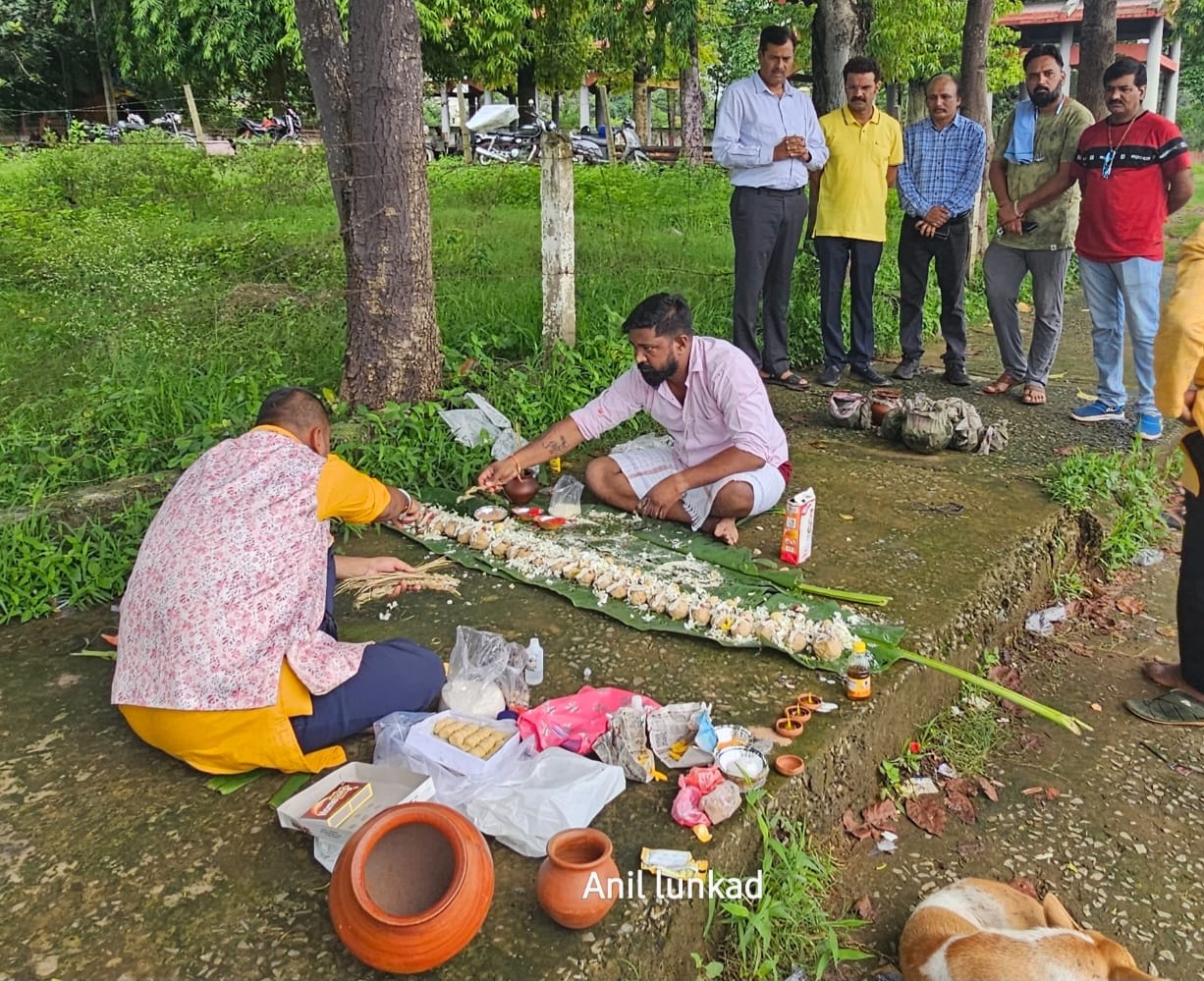 सक्षम के अविनाश गौतम के द्वारा किया जा रहा कुल 17 व्यक्तियों के अस्थियों का विसर्जन