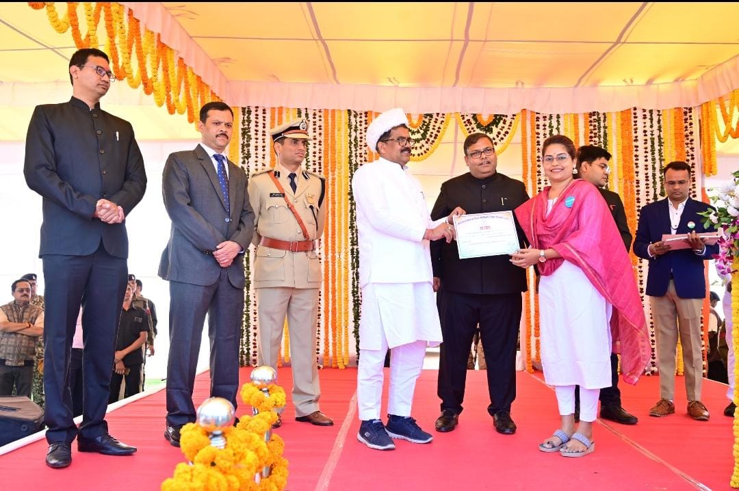 उत्कृष्ट प्रदर्शन के लिए गणतंत्र दिवस पर यूनिसेफ जिला सलाहकार चित्रा साहू हुई सम्मानिक...
