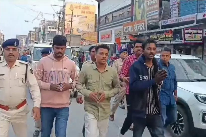 जुर्म करना पाप है पुलिस तुम्हारा बाप है पुलिस ने निकाला जुलूस