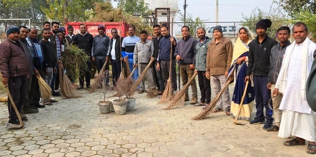 सूरजपुर@राम जन्मोत्सव महोत्सव के उपलक्ष पर शिव मंदिर मानपुर में वृहद स्वच्छता अभियान चलाया गया