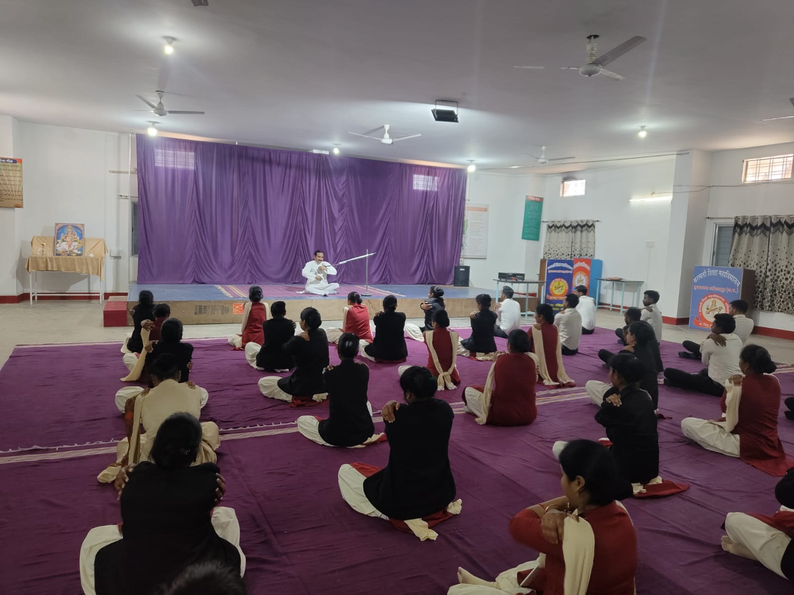 सरस्वती शिक्षा महाविद्यालय सुभाषनगर ,अंबिकापुर में 15 दिवसीय मूल्य वर्धित पाठ्यक्रम के अंतर्गत योग शिक्षा पाठ्यक्रम का आयोजन किया जा रहा है।