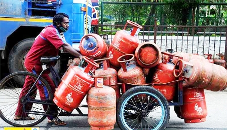 रायपुर@लाखों के साड़ी और पटाखे जब्त,एफएसटी टीम-पुलिस ने कार्रवाई