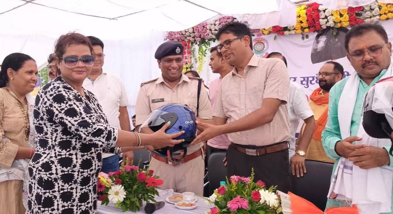 वित्त मंत्री  OP चौधरी ने किया हेलमेट का वितरण