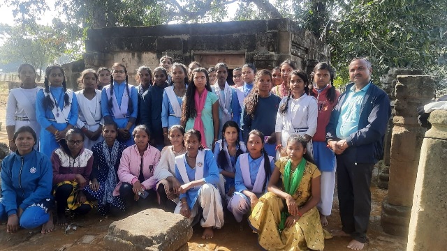 सूरजपुर,@छात्र- छात्राओं द्वारा प्राचीन मंदिरों का किया गया शैक्षणिक भ्रमण