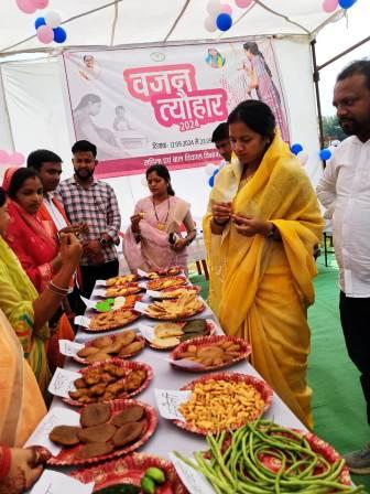 मंत्री रजवाड़े ने आंगनबाड़ी केंद्र वीरपुर में वजन त्यौहार किया शुभारंभ