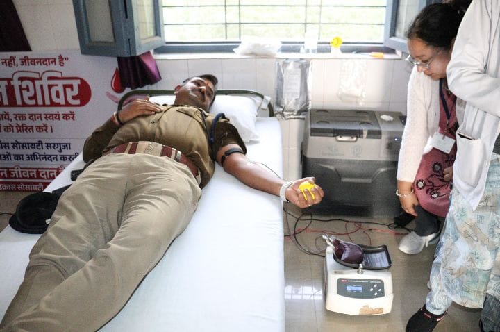 सरगुजा पुलिस का मानवीय चेहरा: पुलिस ने कायम की मानवता की मिशाल , शिविर कर पुलिस के कई जवानों ने किया रक्तदान !