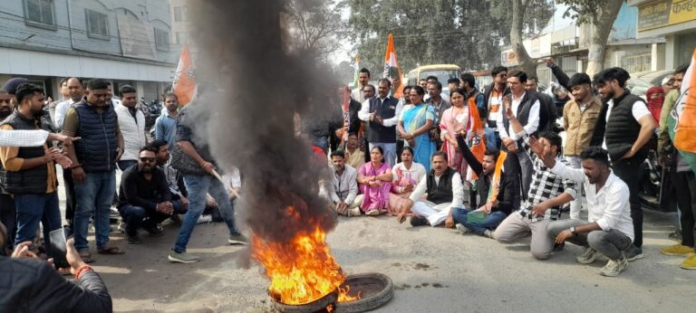 शासन की दलाली करना बंद करो, के जमकर लगे नार, 15 दिन में डामरीकरण के आश्वासन पर चक्का जाम हटा