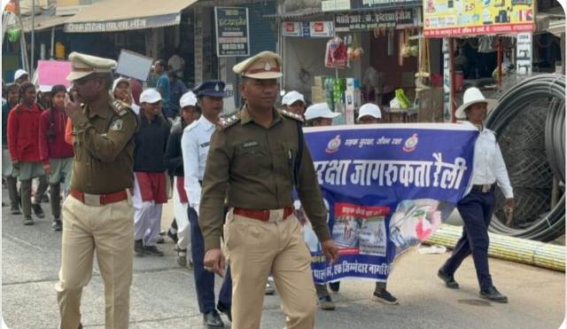 बलरामपुर@स्कूली छात्र-छात्राओं के द्वारा निकाला गया यातायात जन जागरूकता रैली...