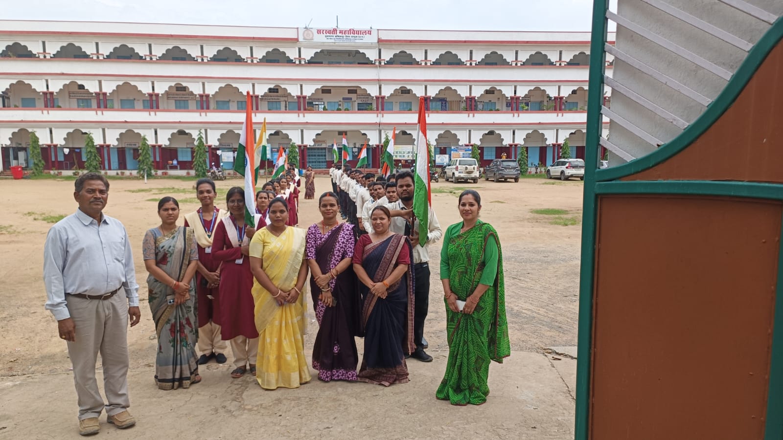 सरस्वती शिक्षा महाविद्यालय सुभाष नगर अंबिकापुर सरगुजा छत्तीसगढ़ में दिन शनिवार को राष्ट्रीय सेवा योजना के अन्तर्गत सुभाषनगर में ‘घर-घर तिरंगा’ कार्यक्रम का आयोजन