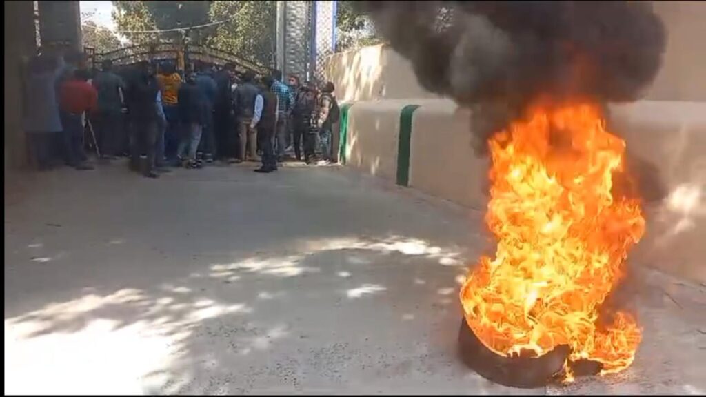 छात्रा की आत्महत्या पर उबला आक्रोश, कार्यवाही की मांग को लेकर स्कूल के सामने टायर जला कर हुआ विरोध प्रदर्शन