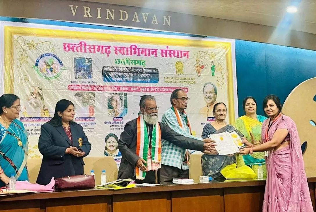 गोल्डन बुक ऑफ वर्ल्ड रिकॉर्ड्स द्वारा अलंकृत पुस्तक चंद्रयान 3 विश्व कीर्तिमान का हुआ विमोचन