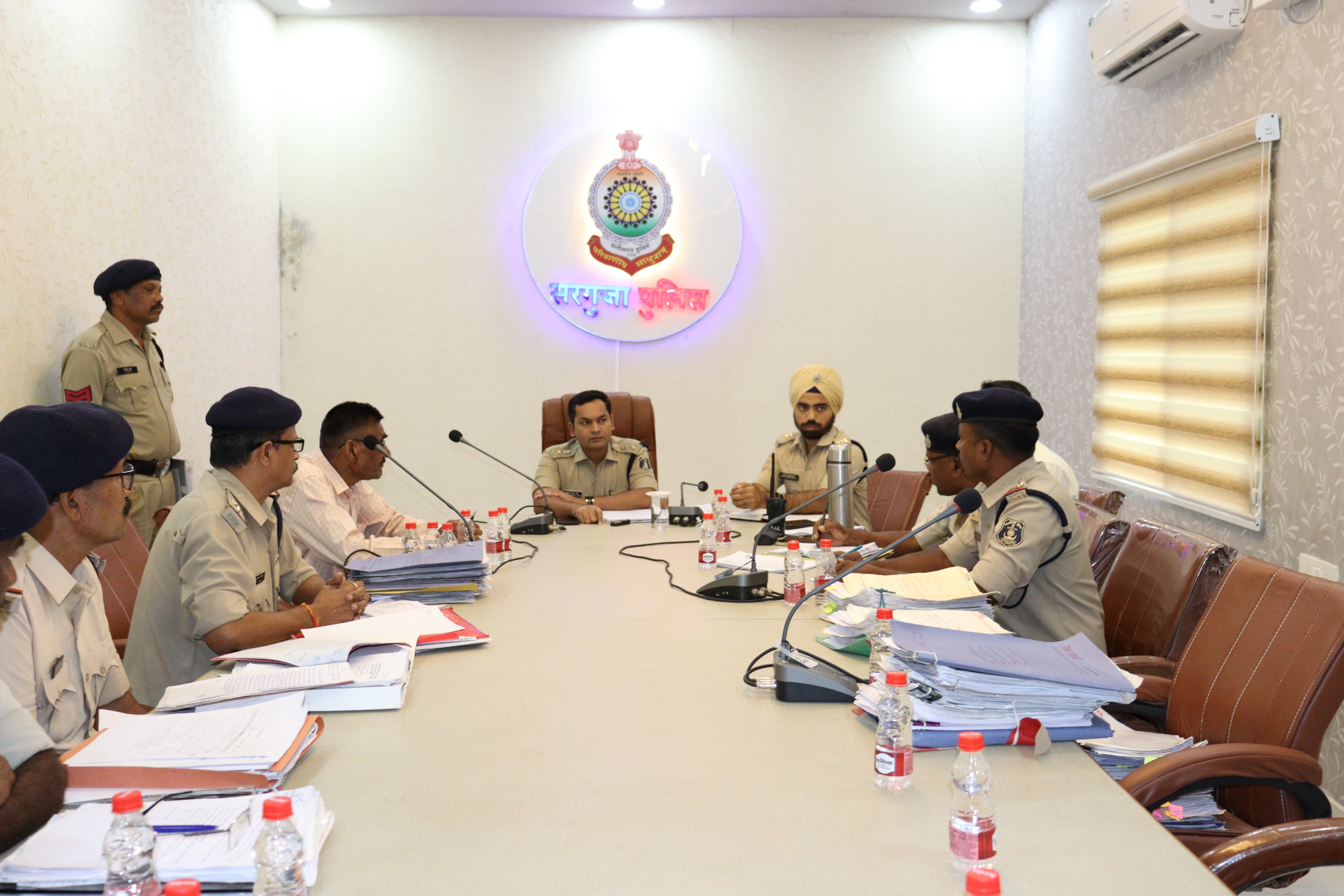 पुलिस अधीक्षक सरगुजा द्वारा सीतापुर अनुभाग के थाना/चौकी प्रभारियों एवं विवेचको की समीक्षा बैठक की गयी आयोजित।