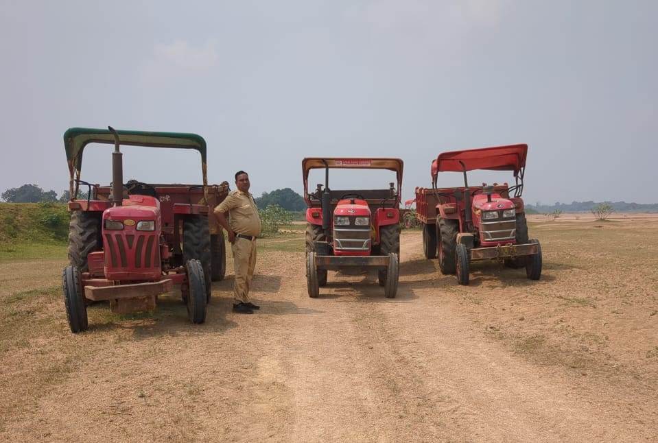 रेत माफियाओं के खिलाफ़ खनिज विभाग की ताबड़तोड़ कार्यवाही अवैध रेत परिवहन करते 05 ट्रेक्टर वाहन हुआ जप्त