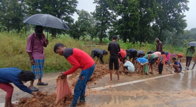 ट्रेलर की टक्कर से तीन क्विंटल मछलियां गड्ढे में गिरीं, ग्रामीणों ने मचाई लूट, मछली बीनने की मची होड़