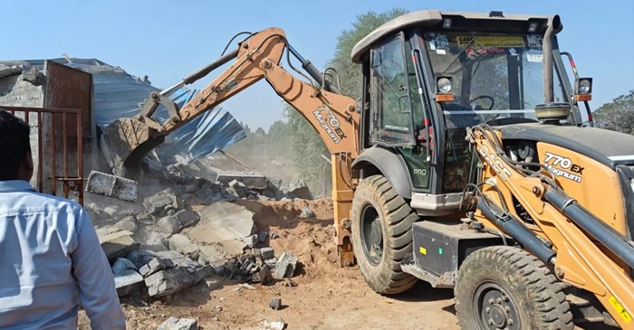 शिकायत के बाद तहसीलदार ने लिया संज्ञान , 4 निर्माणाधीन मकानों पर चला बुलडोजर..!