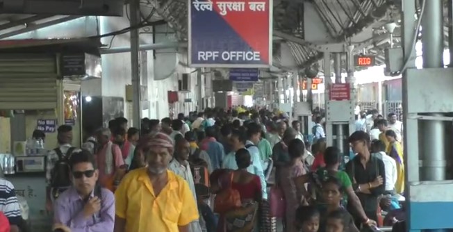 Chhattisgarh Train News: ट्रेनों की बिगड़ी चाल, लेटलतीफी से यात्री परेशान