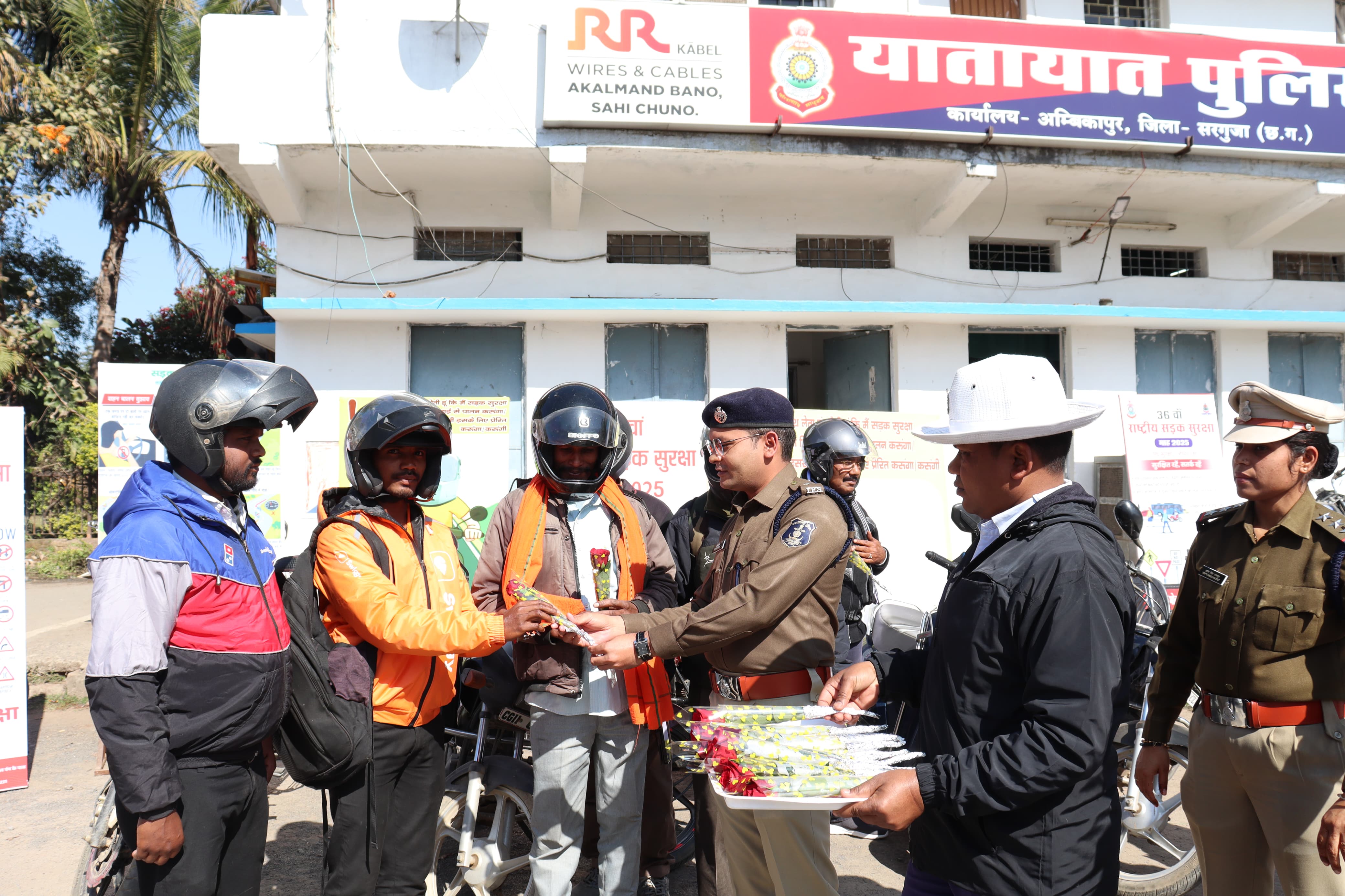 सड़क सुरक्षा के महत्त्व बताते हुए आमनागरिकों को दिया गया यातायात जागरूकता का सन्देश, यातायात नियमो का पालन करने की गई अपील