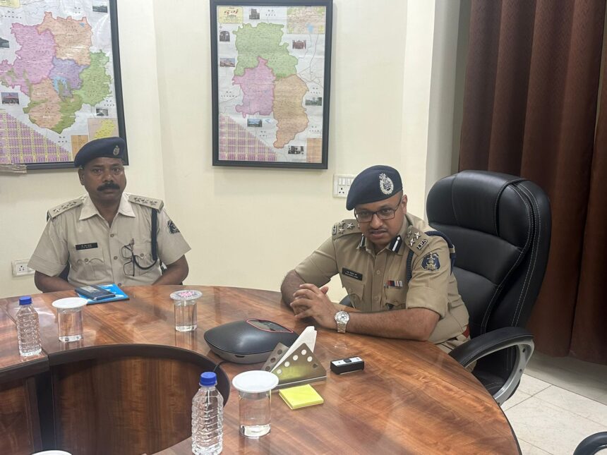 पुलिस महानिरीक्षक दुर्ग रेंज गर्ग ने पुलिस अधीक्षकों को पुलिस भर्ती के संबंध में पारदर्शिता रखने जारी किए निर्देश, कहा – पैसों का लेन देन करने वाले व्यक्तियों की जानकारी निकाले 