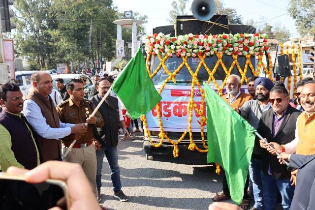 अंबिकापुर,@सडक सुरक्षा माह का आयोजन,लोगों को जागरुक करने रथ रवाना